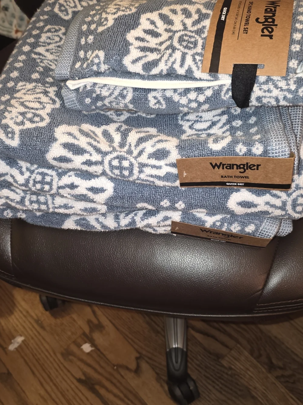 Wrangler Floral Jacquard Bandana Bath Towel And Bath Rug Set - Blue & White